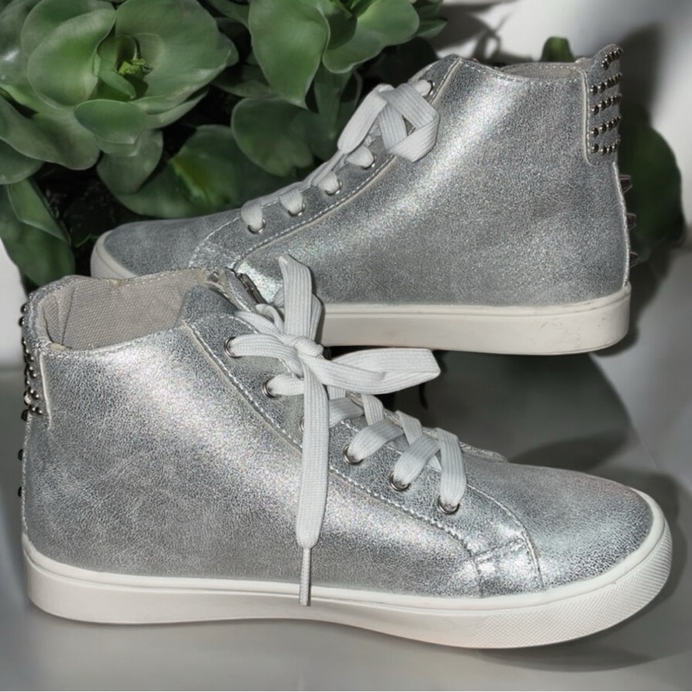 NWOT KidPik- SILVER HIGH-TOP STUDDED DISTRESSED METALLIC HIGHTOP Size 3 - Picture 2 of 8